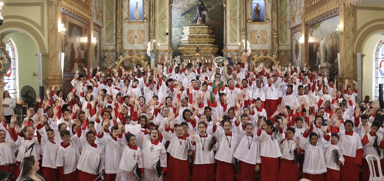 Coro Pueri Cantores em apresentação na igreja - jovens cantores em formação durante celebração litúrgica