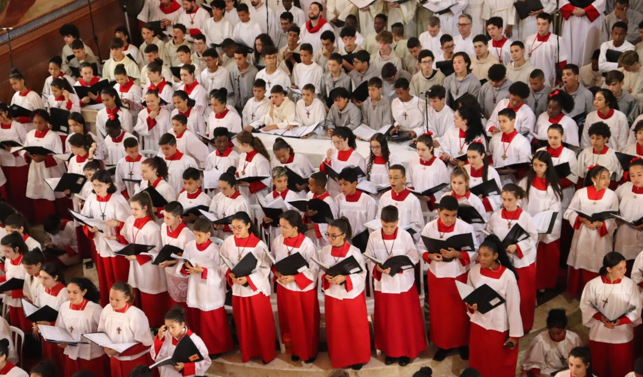 Jovens cantores Pueri Cantores em formação com seus hinários durante ensaio
